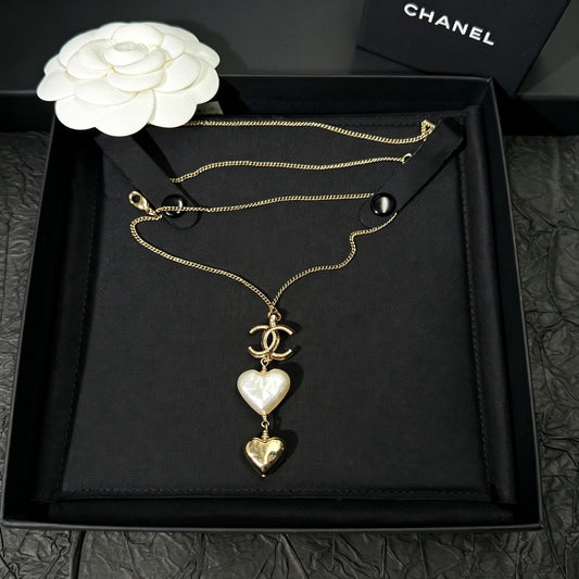 Chanel - Other - Gold-tone metal with a pearl-look heart pendant. - Gold - (42+18 cm)