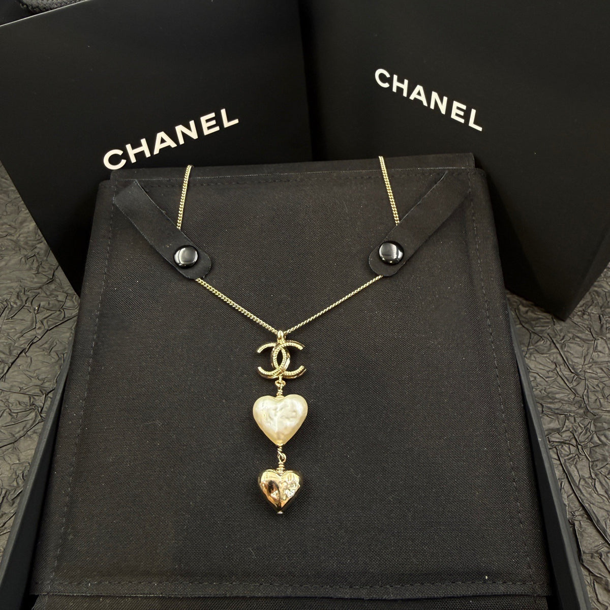 Chanel - Other - Gold-tone metal with a pearl-look heart pendant. - Gold - (42+18 cm)