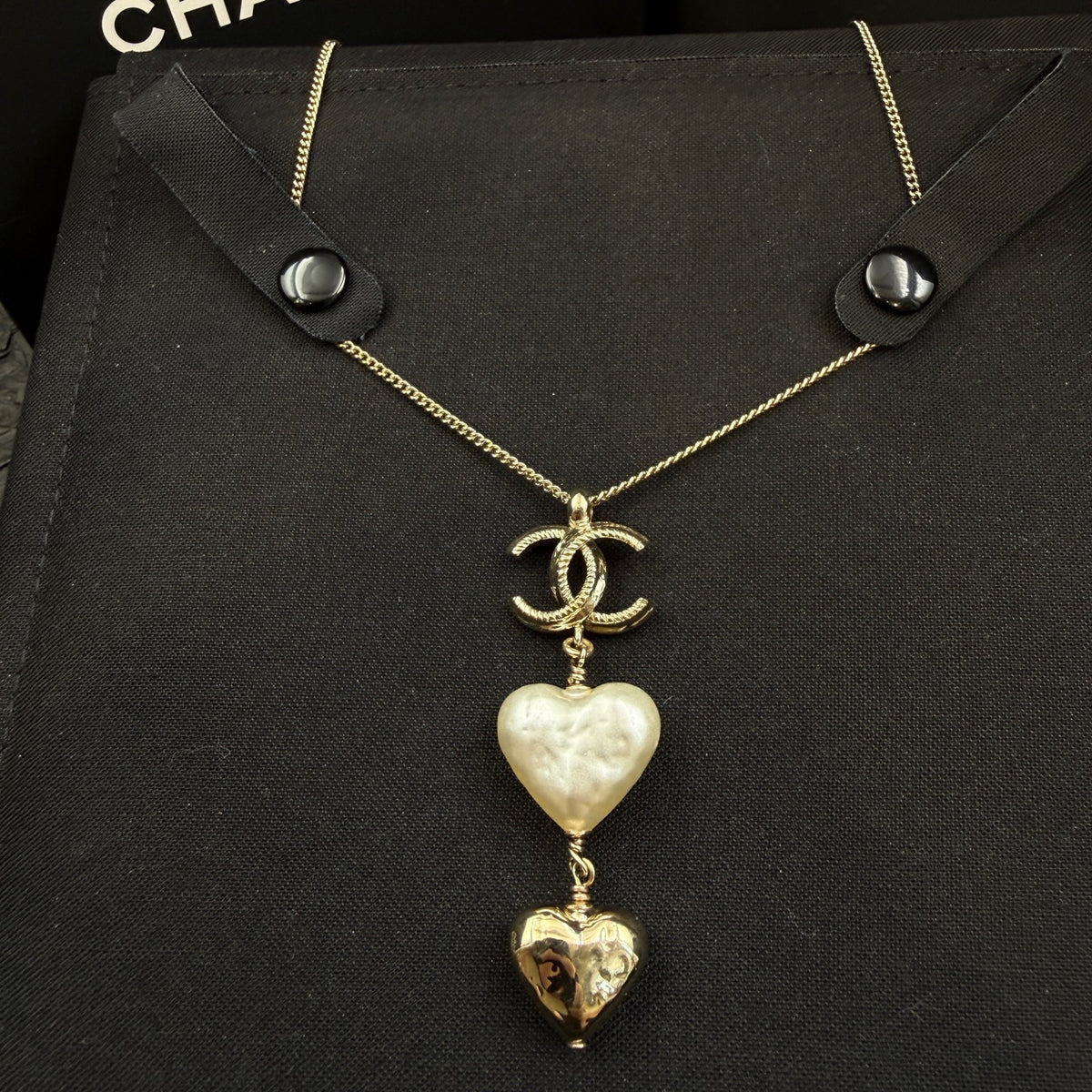 Chanel - Other - Gold-tone metal with a pearl-look heart pendant. - Gold - (42+18 cm)