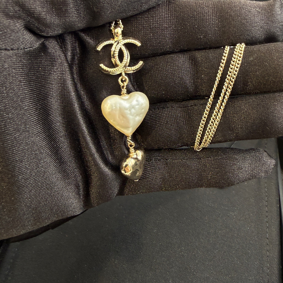 Chanel - Other - Gold-tone metal with a pearl-look heart pendant. - Gold - (42+18 cm)