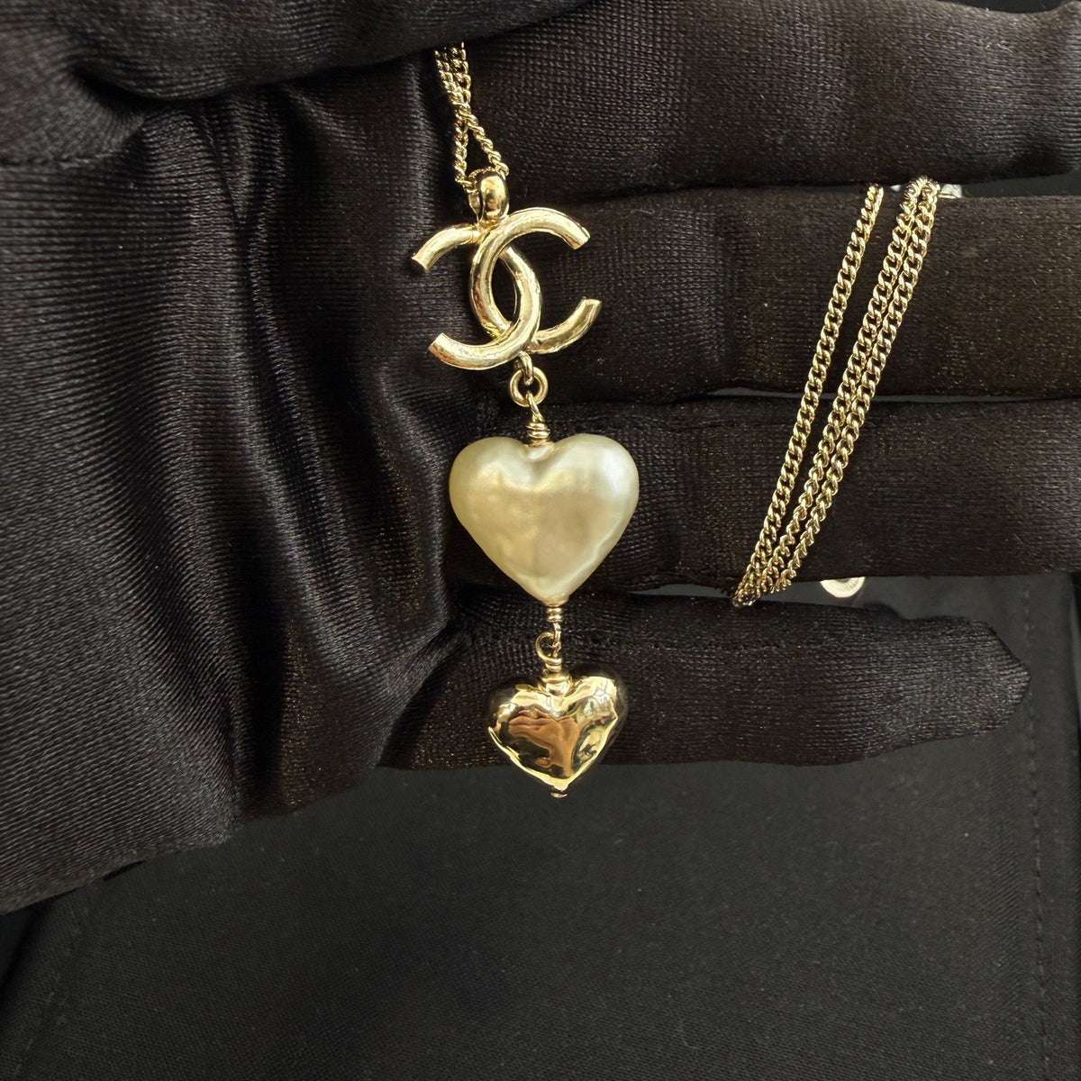 Chanel - Other - Gold-tone metal with a pearl-look heart pendant. - Gold - (42+18 cm)