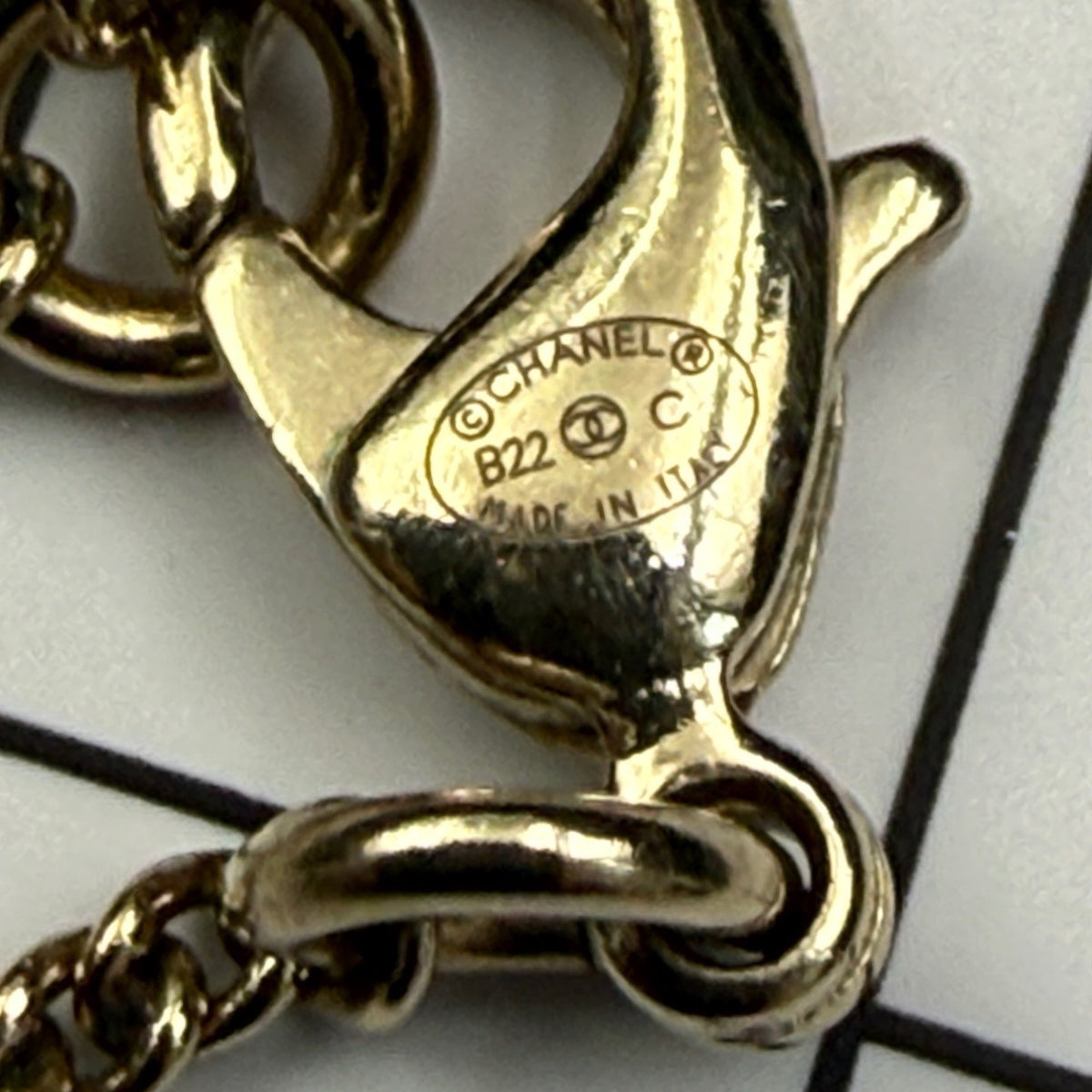 Chanel - Other - Gold-tone metal with a pearl-look heart pendant. - Gold - (42+18 cm)