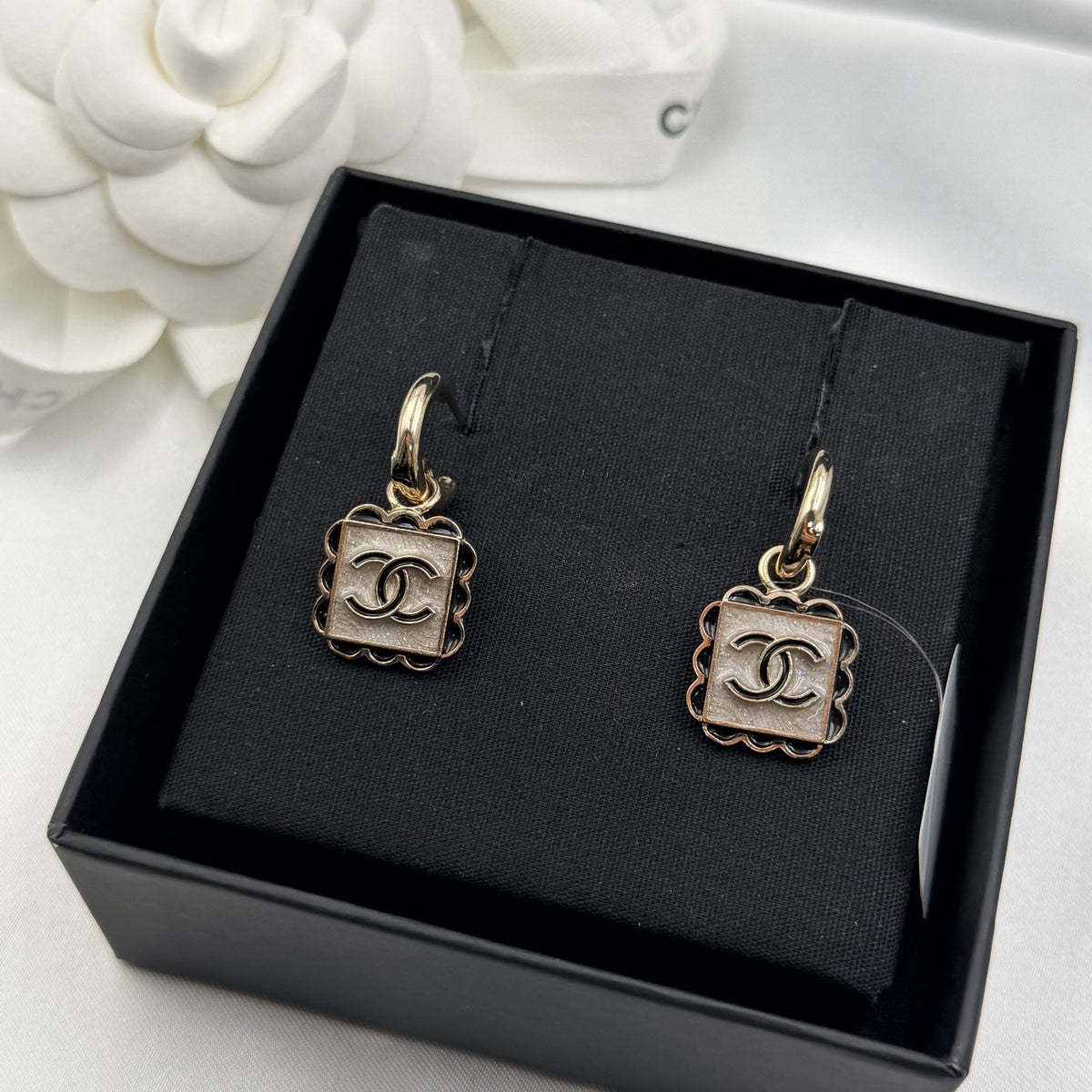 Chanel - Other - Gold-tone metal with a pearlescent finish on the front - Gold