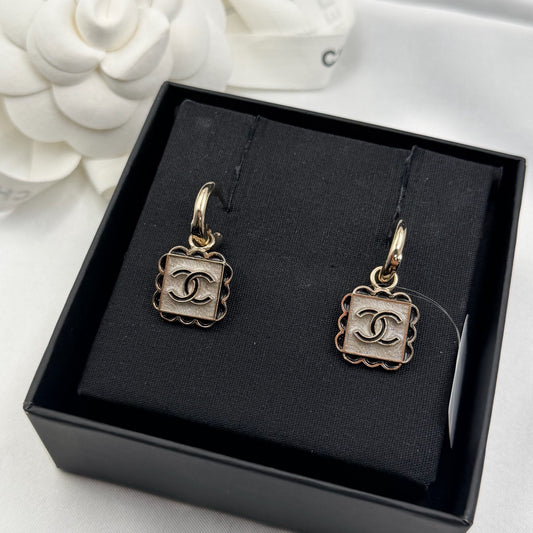 Chanel - Other - Gold-tone metal with a pearlescent finish on the front - Gold