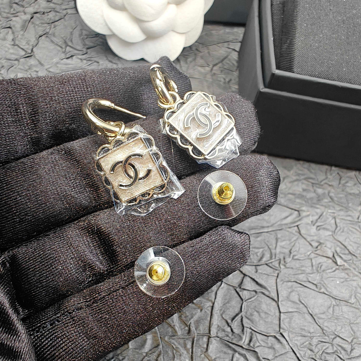 Chanel - Other - Gold-tone metal with a pearlescent finish on the front - Gold