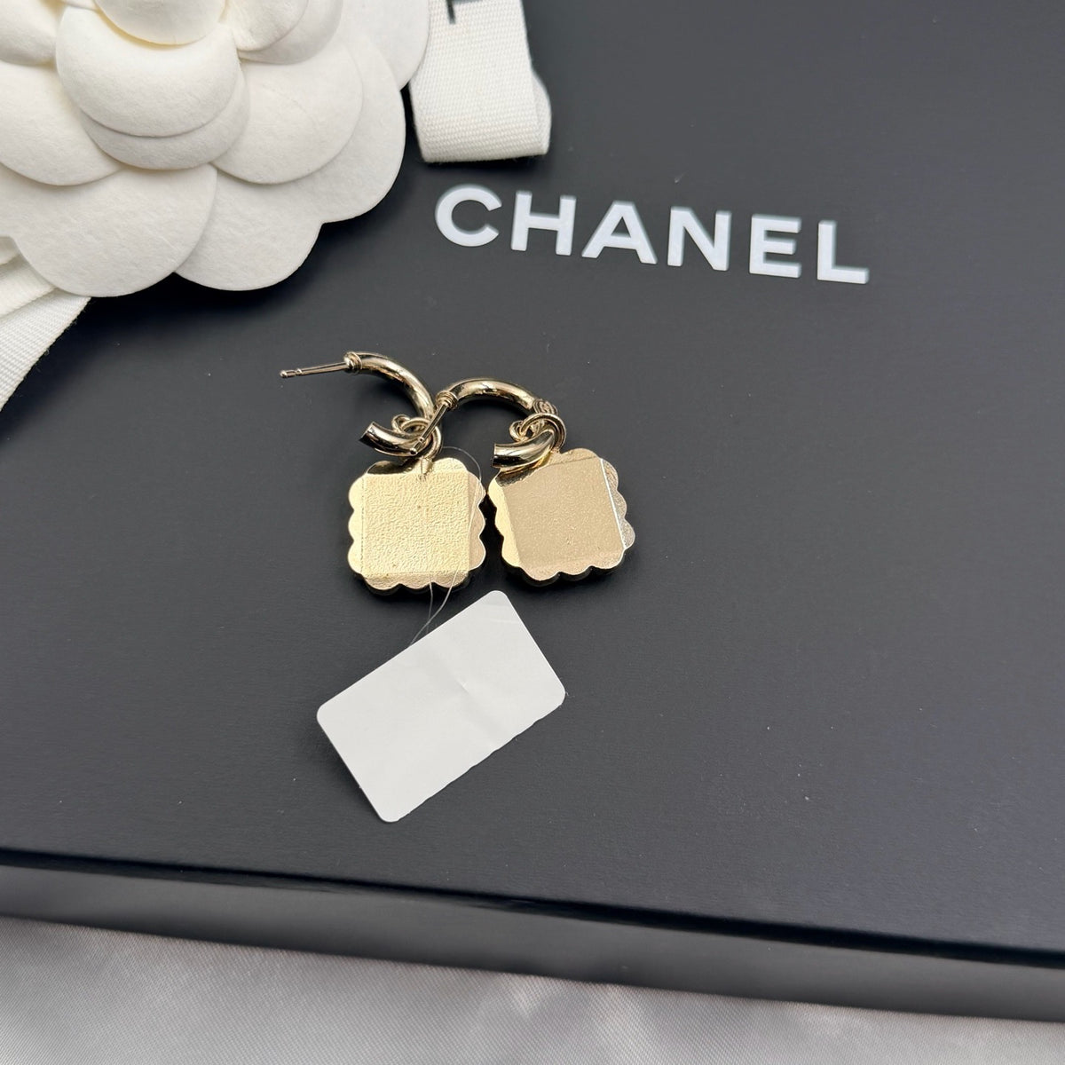 Chanel - Other - Gold-tone metal with a pearlescent finish on the front - Gold