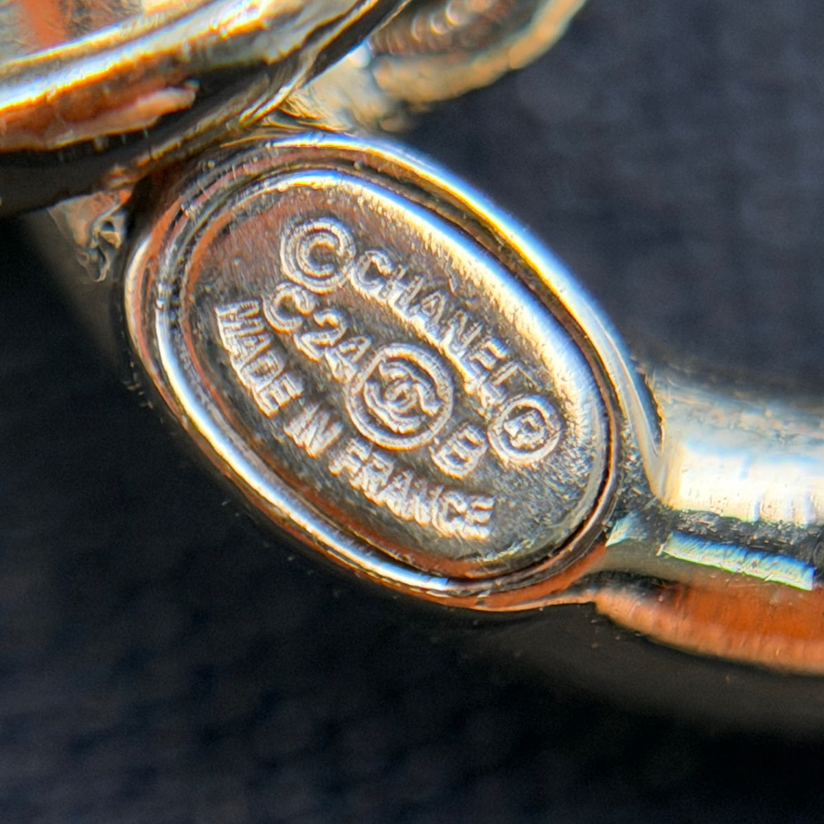 Chanel - Other - Gold-tone metal with a pearlescent finish on the front - Gold