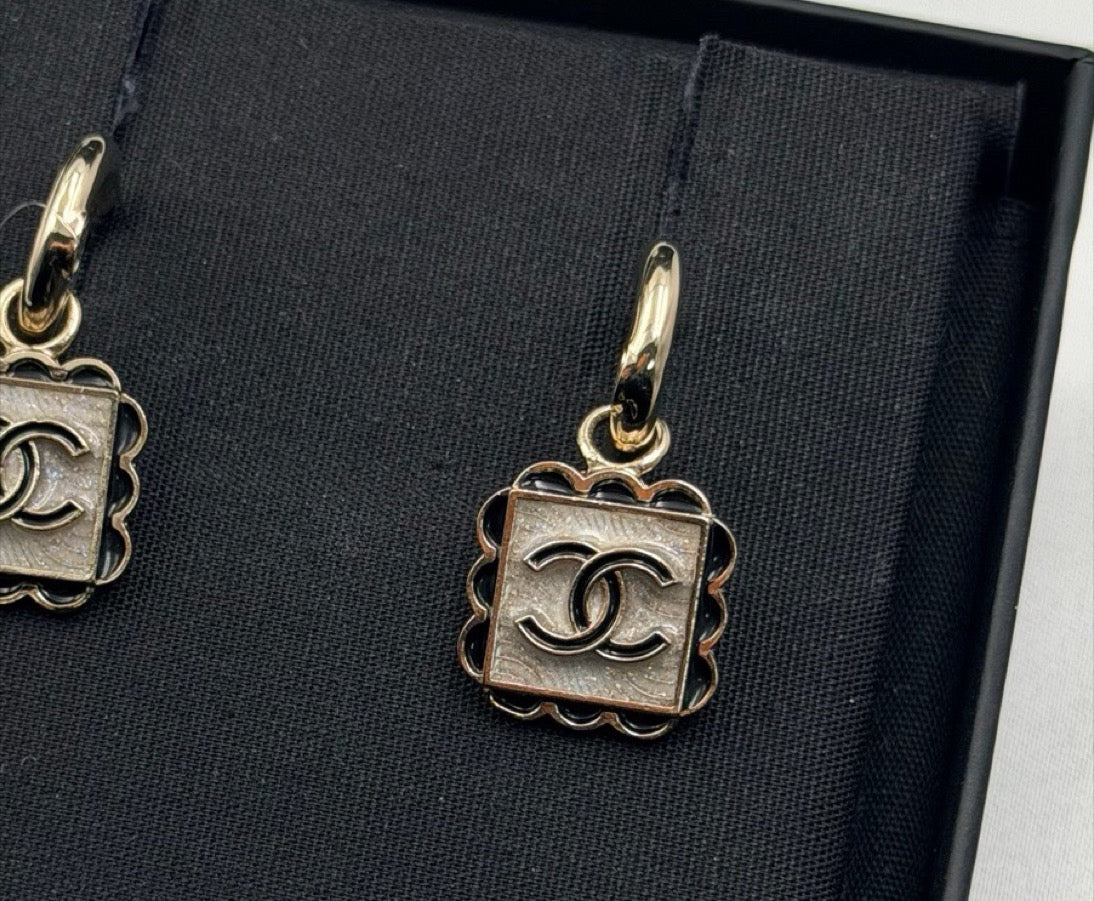 Chanel - Other - Gold-tone metal with a pearlescent finish on the front - Gold