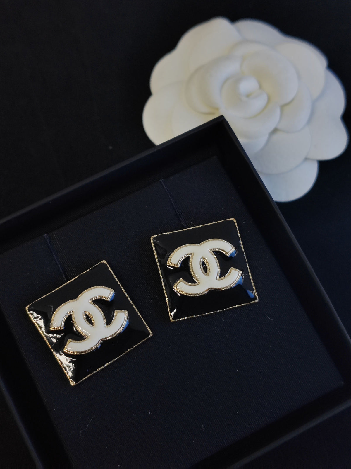 Chanel - Other - Gold-tone metal with black and white enamel details - Multicolour