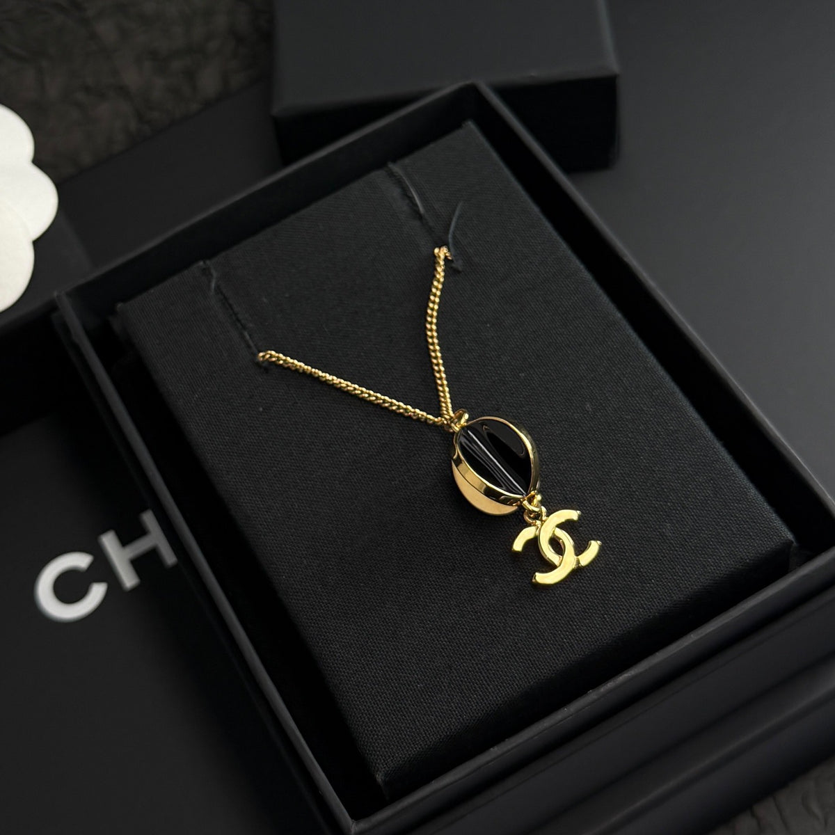 Chanel - Other - Gold-tone metal with black and white enamel - Multicolour - (42+18 cm)