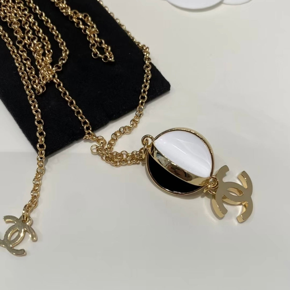 Chanel - Other - Gold-tone metal with black and white enamel - Multicolour - (42+18 cm)
