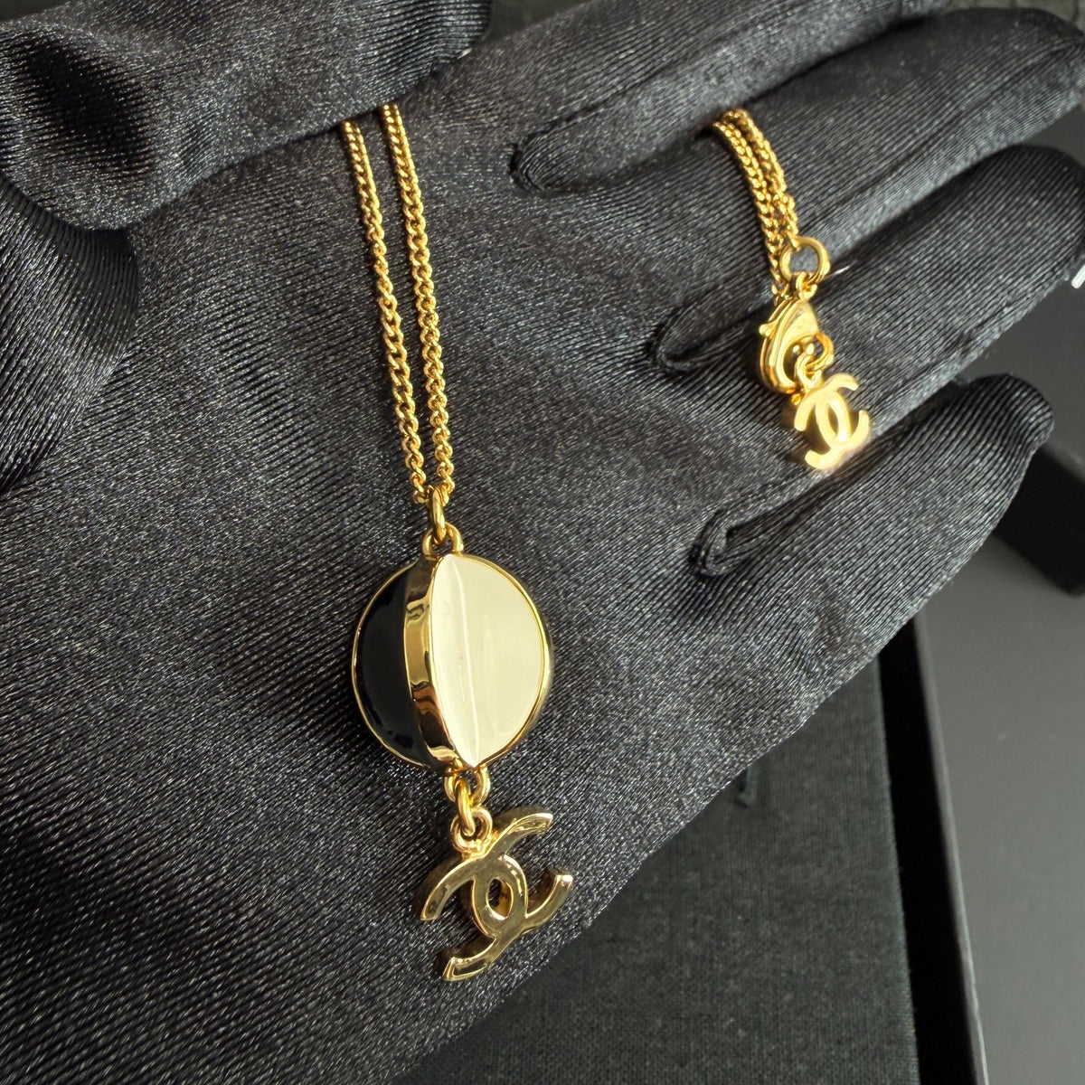 Chanel - Other - Gold-tone metal with black and white enamel - Multicolour - (42+18 cm)