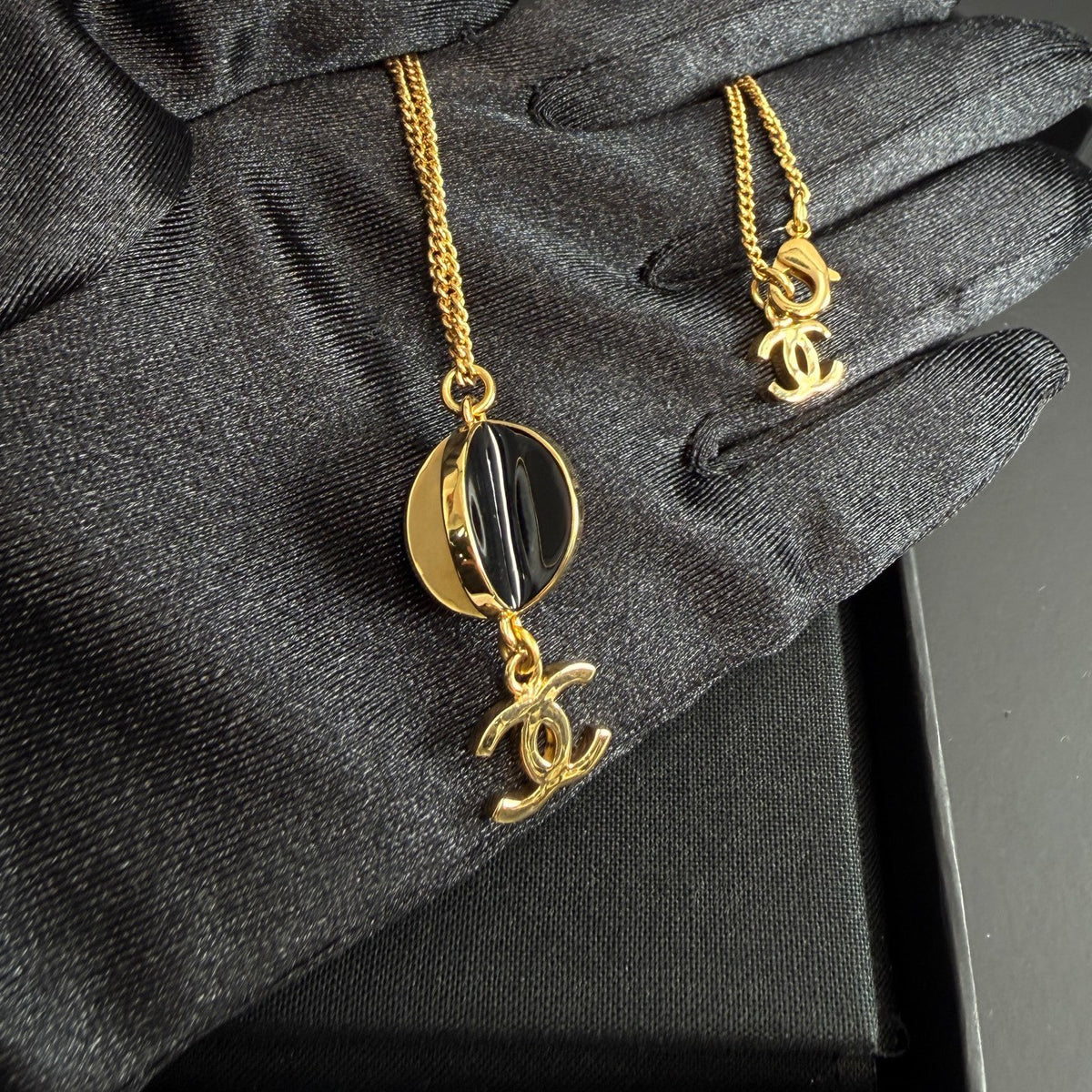 Chanel - Other - Gold-tone metal with black and white enamel - Multicolour - (42+18 cm)
