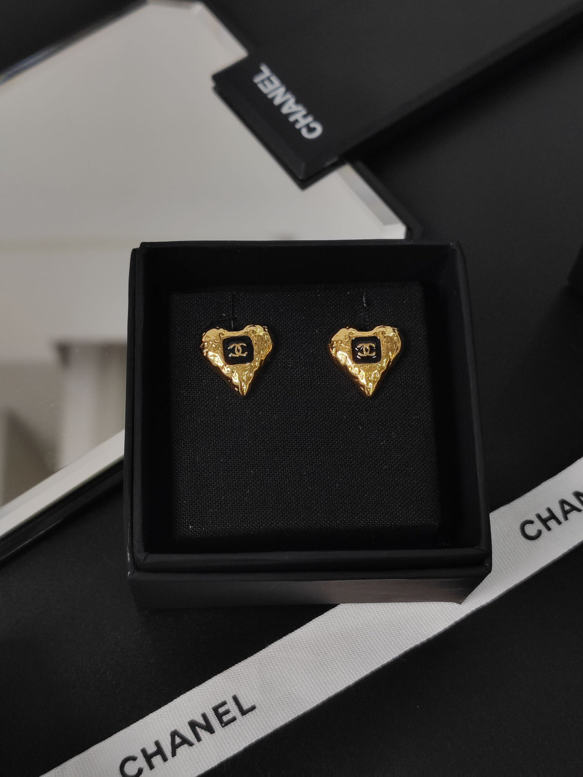 Chanel - Other - Gold-tone metal with black enamel accents - Gold
