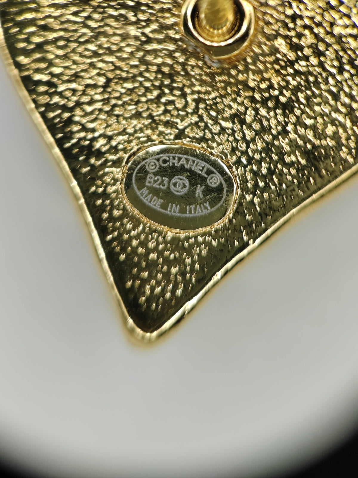 Chanel - Other - Gold-tone metal with black enamel accents - Gold
