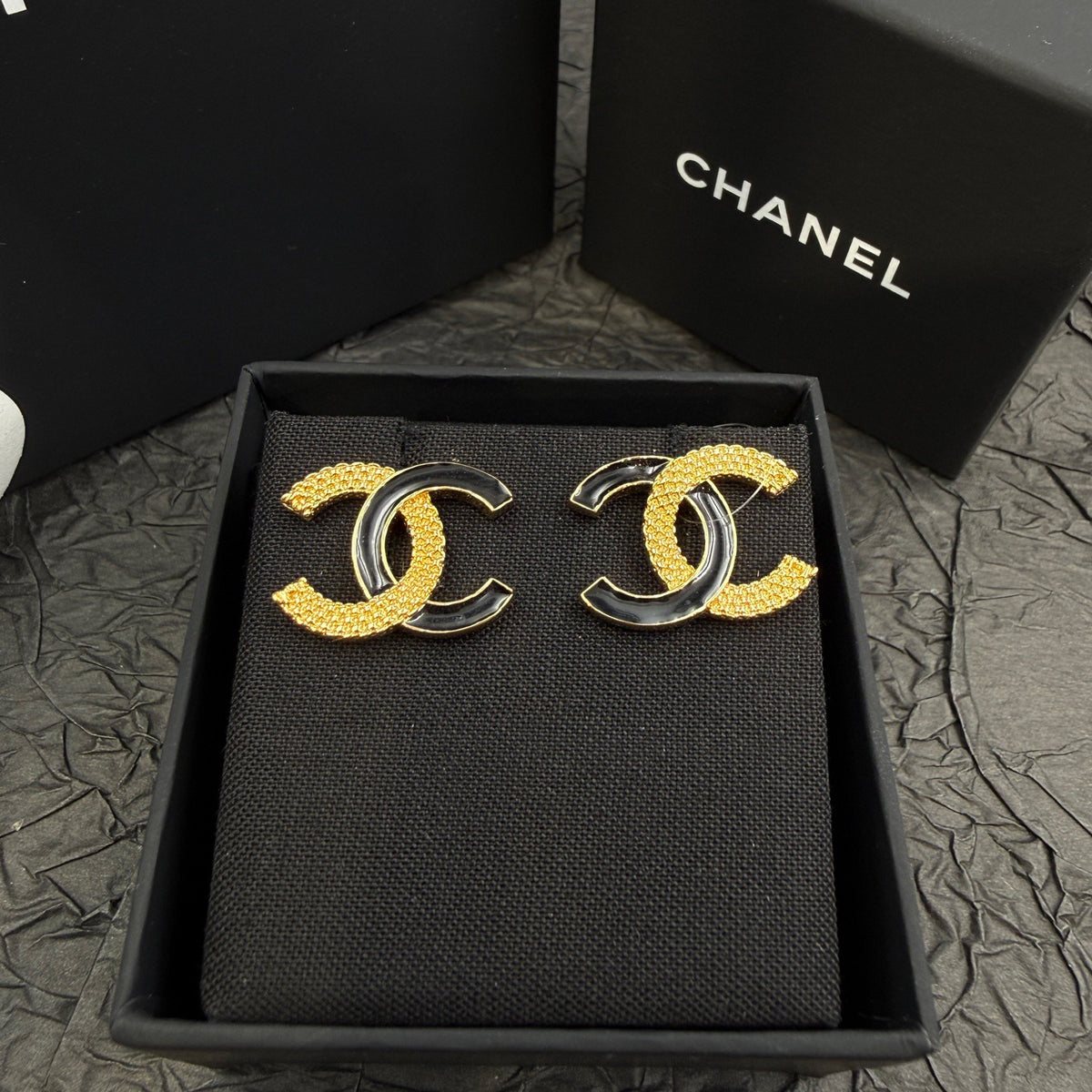 Chanel - Other - Gold-tone metal with black enamel accents - Multicolour