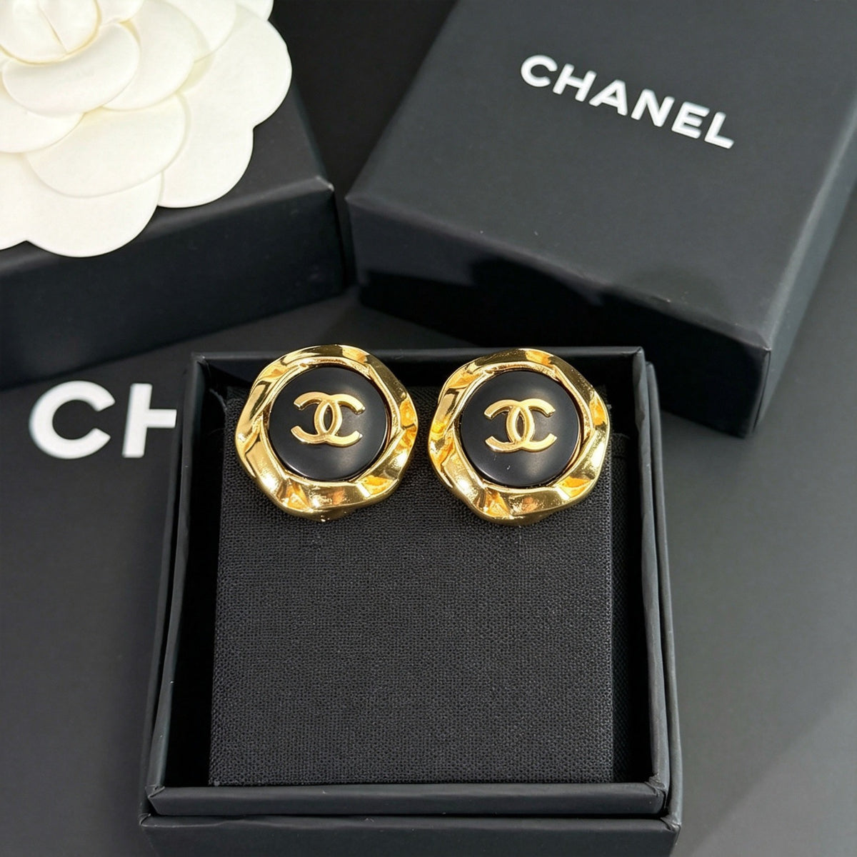 Chanel - Other - Gold-tone metal with black enamel accents - Multicolour