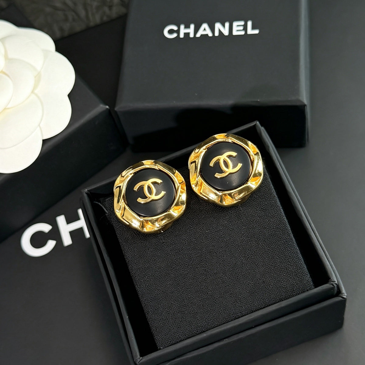Chanel - Other - Gold-tone metal with black enamel accents - Multicolour