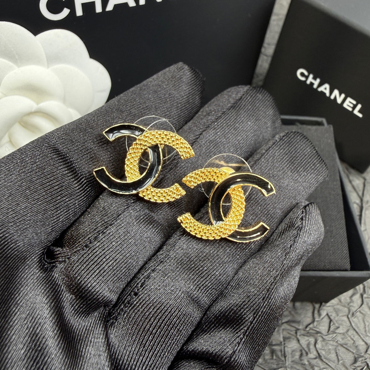 Chanel - Other - Gold-tone metal with black enamel accents - Multicolour