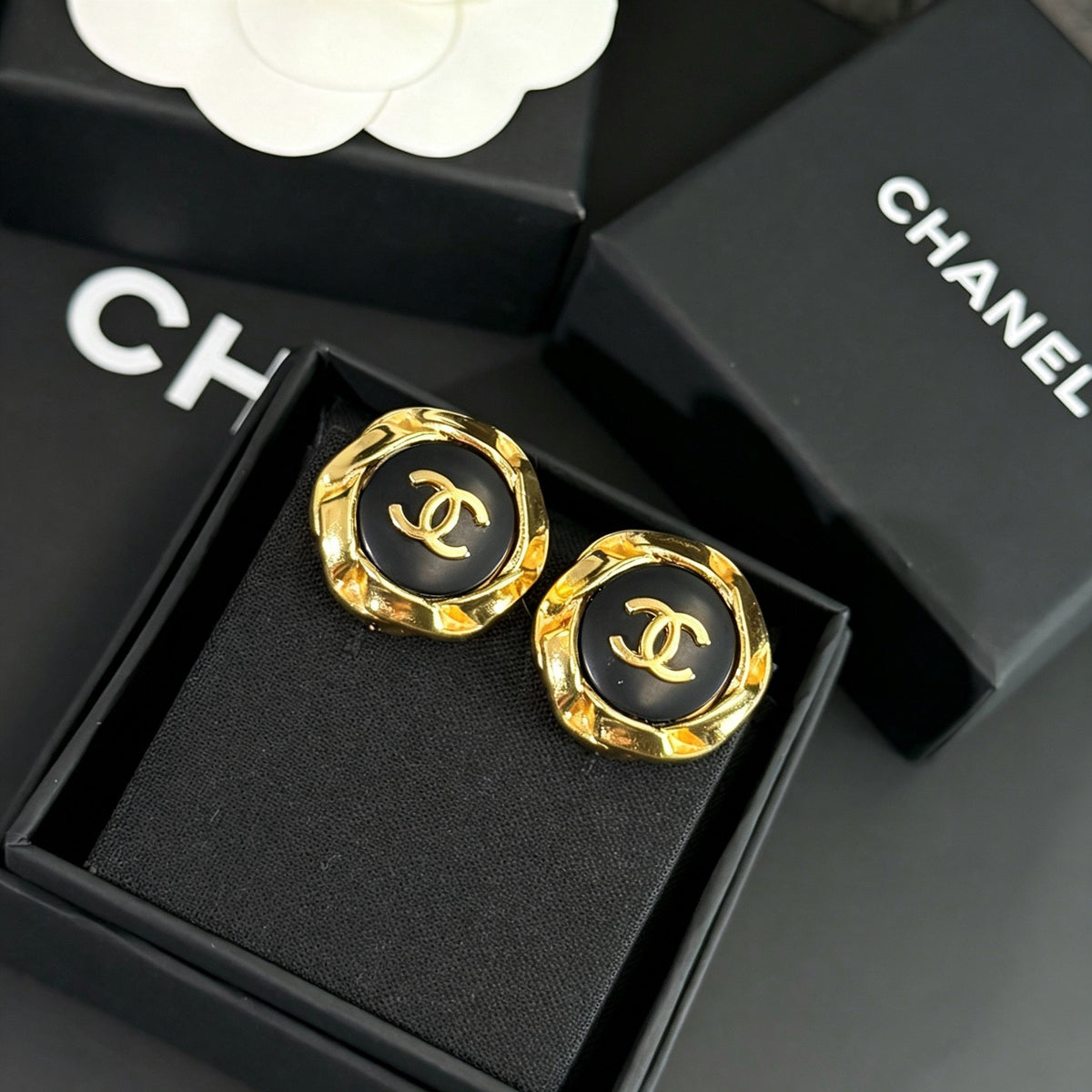 Chanel - Other - Gold-tone metal with black enamel accents - Multicolour