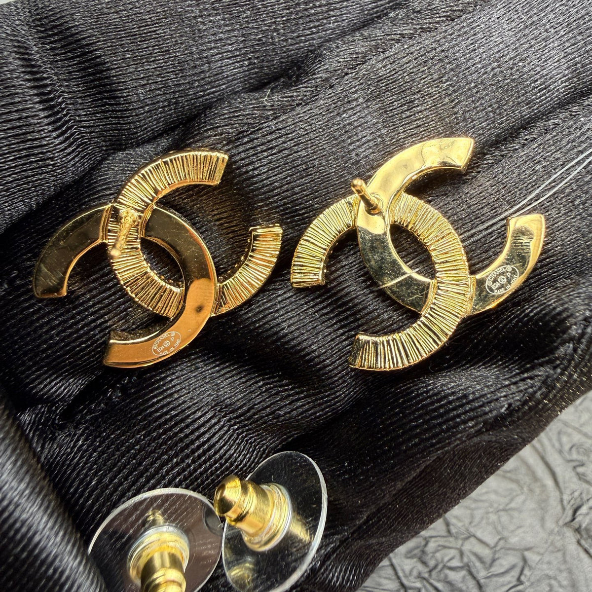 Chanel - Other - Gold-tone metal with black enamel accents - Multicolour
