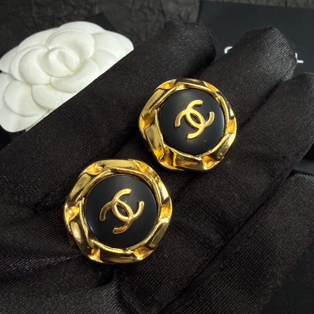 Chanel - Other - Gold-tone metal with black enamel accents - Multicolour