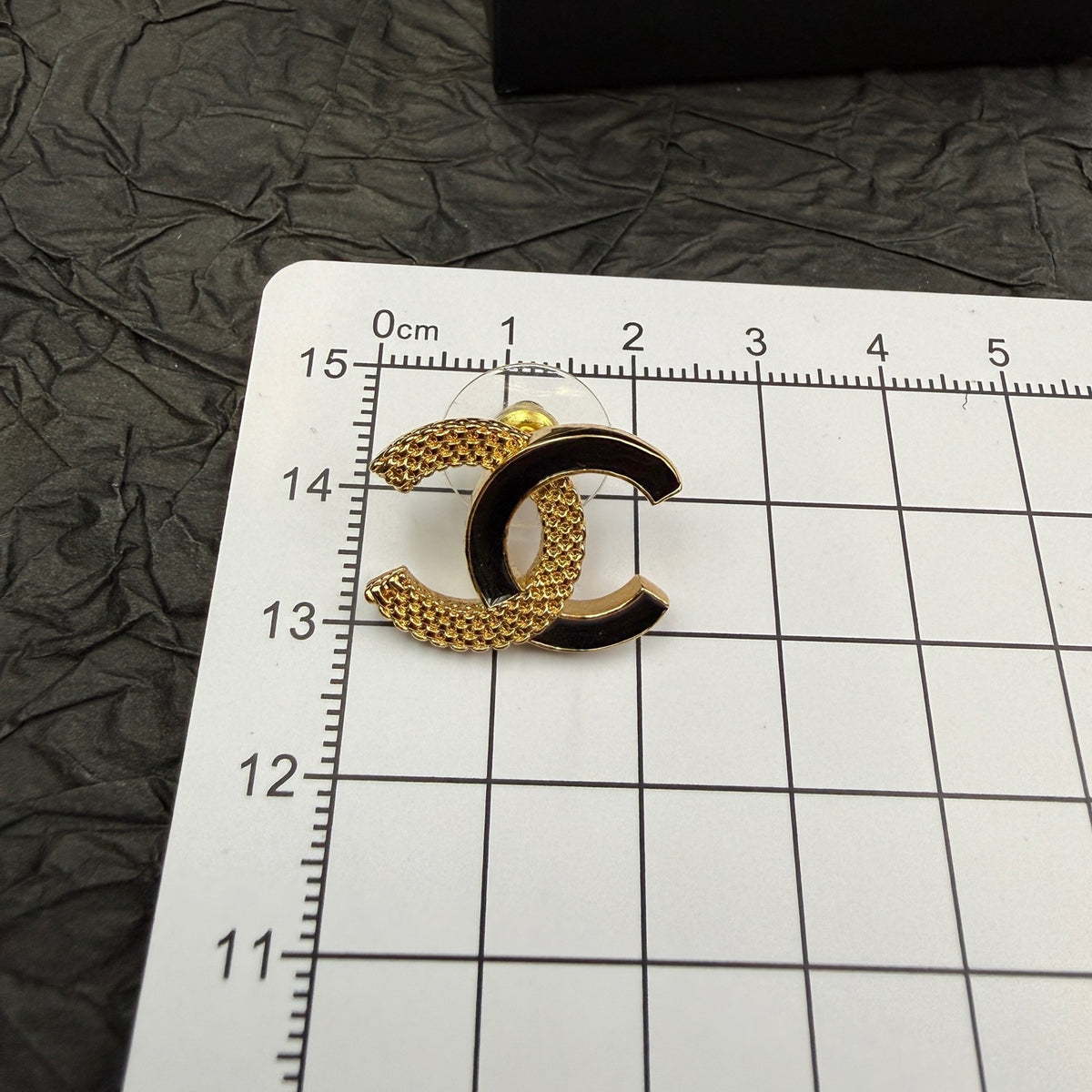 Chanel - Other - Gold-tone metal with black enamel accents - Multicolour