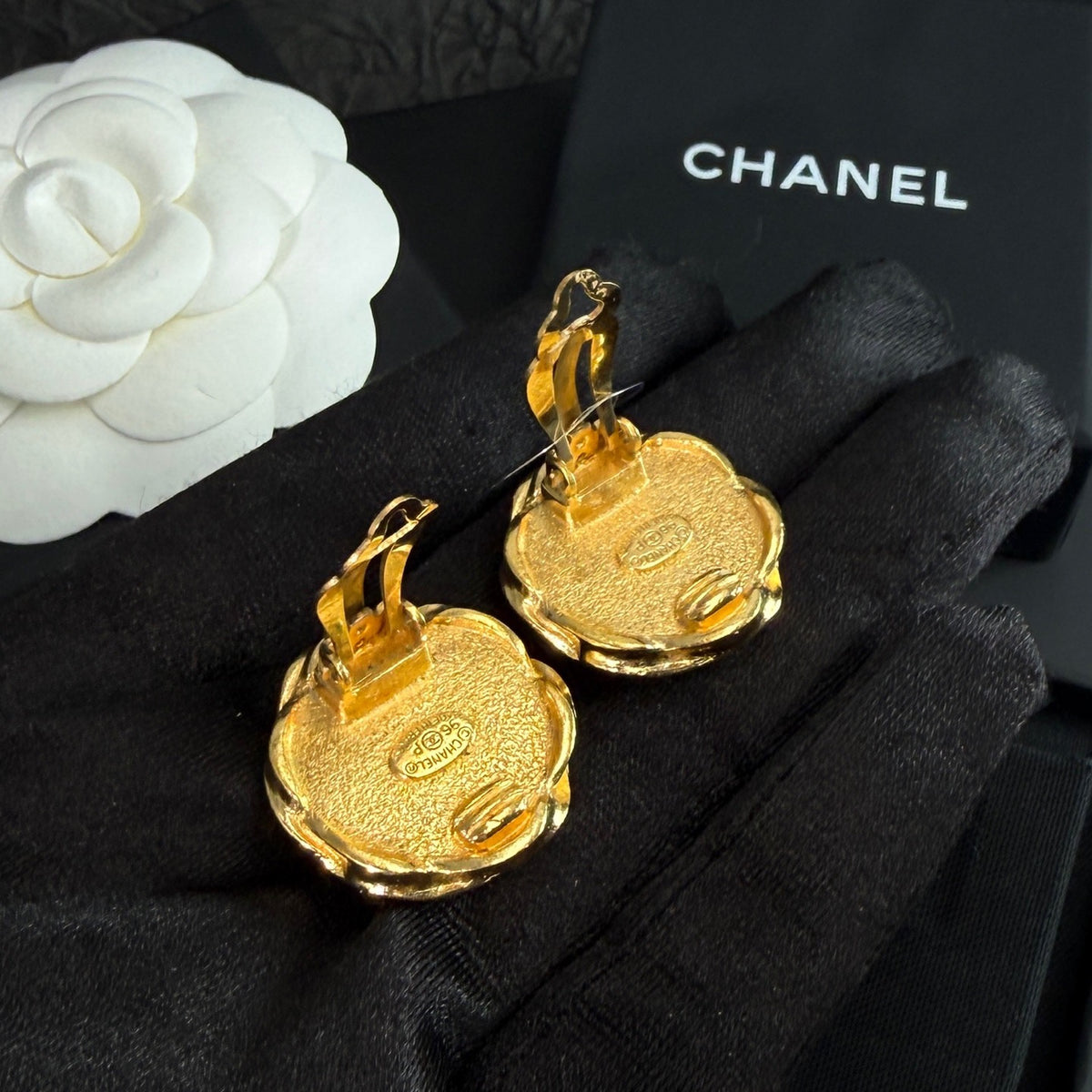 Chanel - Other - Gold-tone metal with black enamel accents - Multicolour