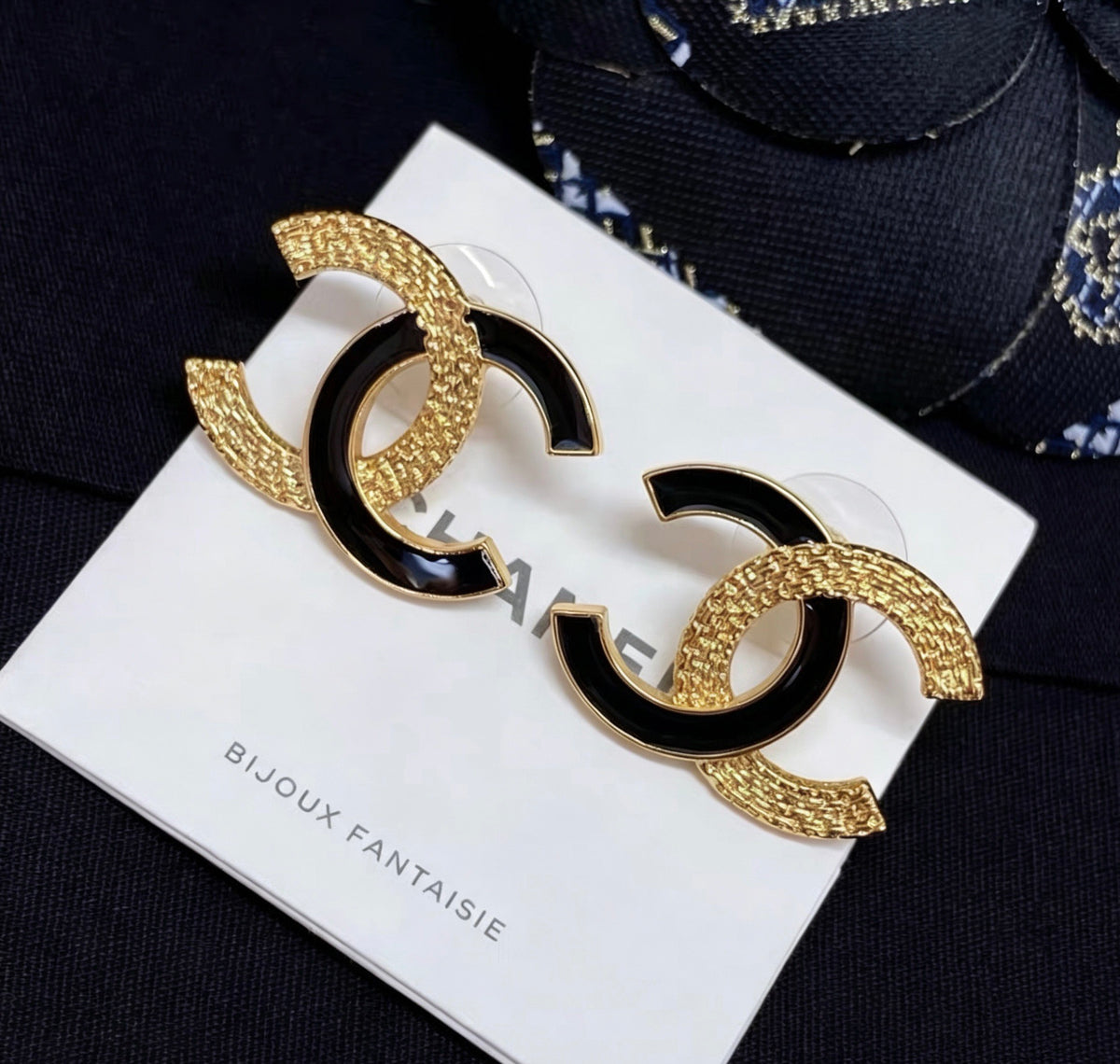 Chanel - Other - Gold-tone metal with black enamel accents - Multicolour