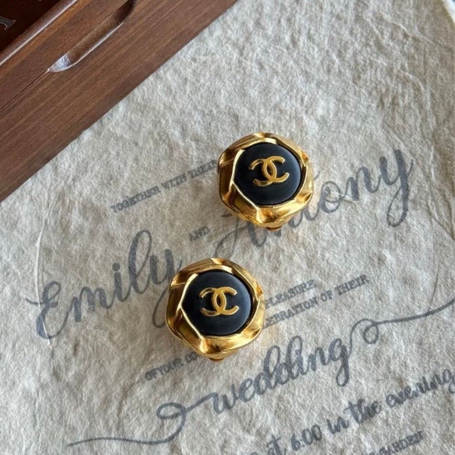Chanel - Other - Gold-tone metal with black enamel accents - Multicolour