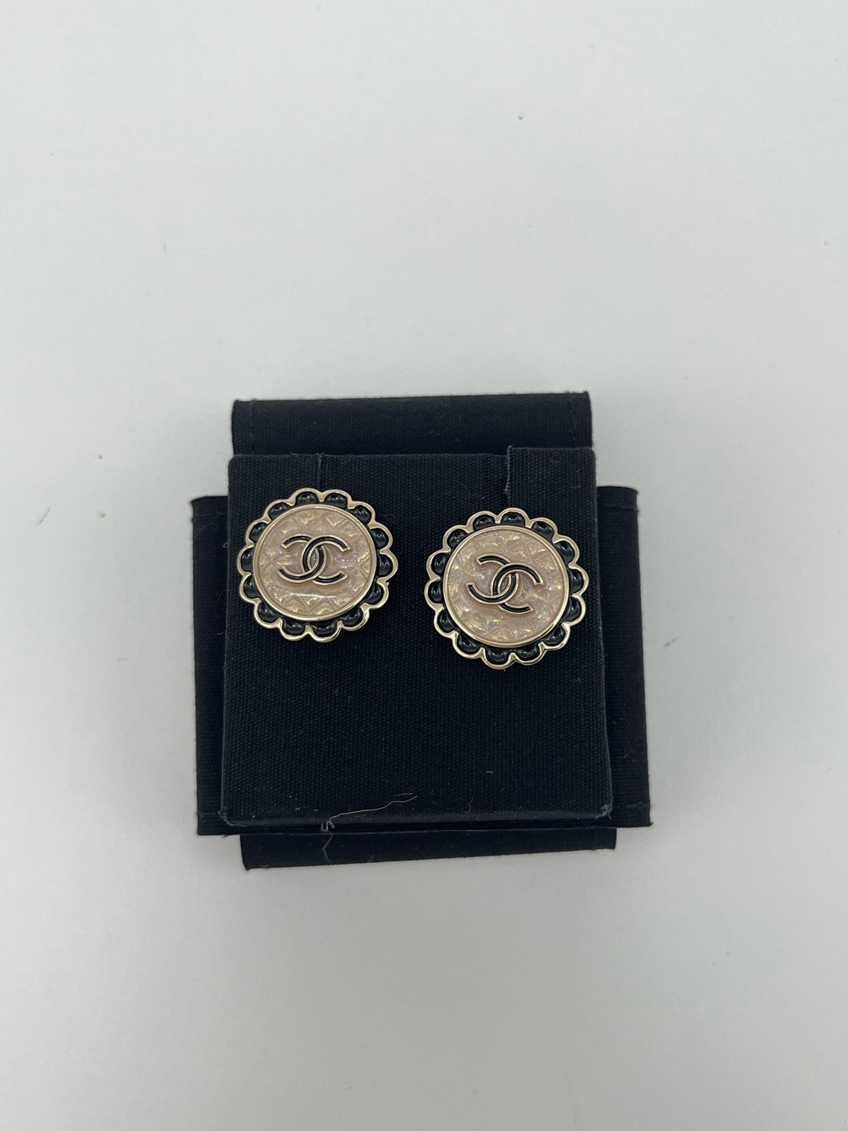 Chanel - Other - Gold-tone metal with black enamel and glitter-effect inlay. - Multicolour