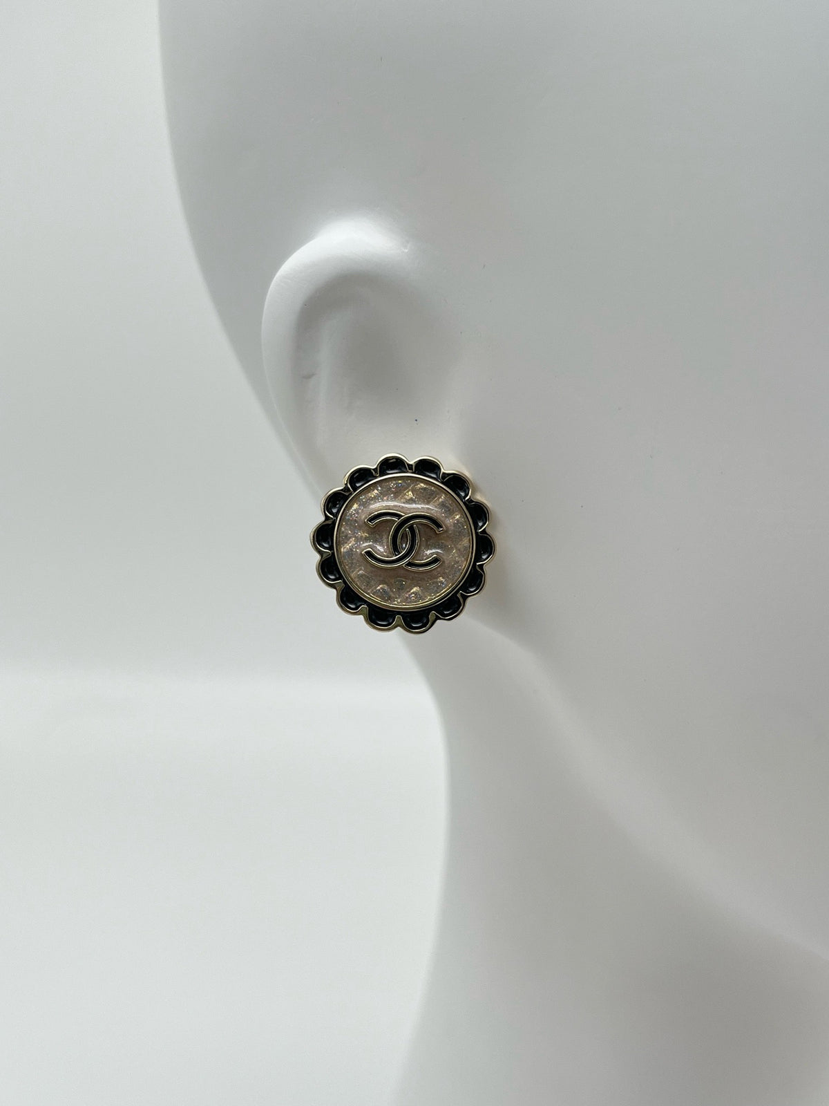 Chanel - Other - Gold-tone metal with black enamel and glitter-effect inlay. - Multicolour