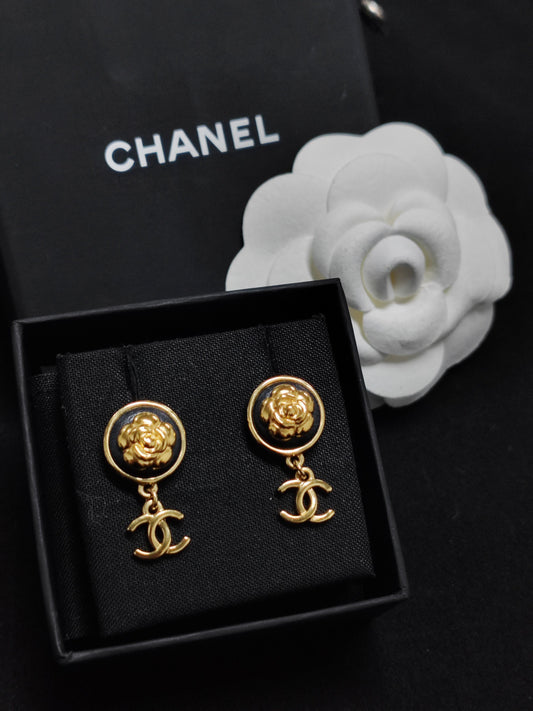 Chanel - Other - Gold-tone metal with black enamel - Black