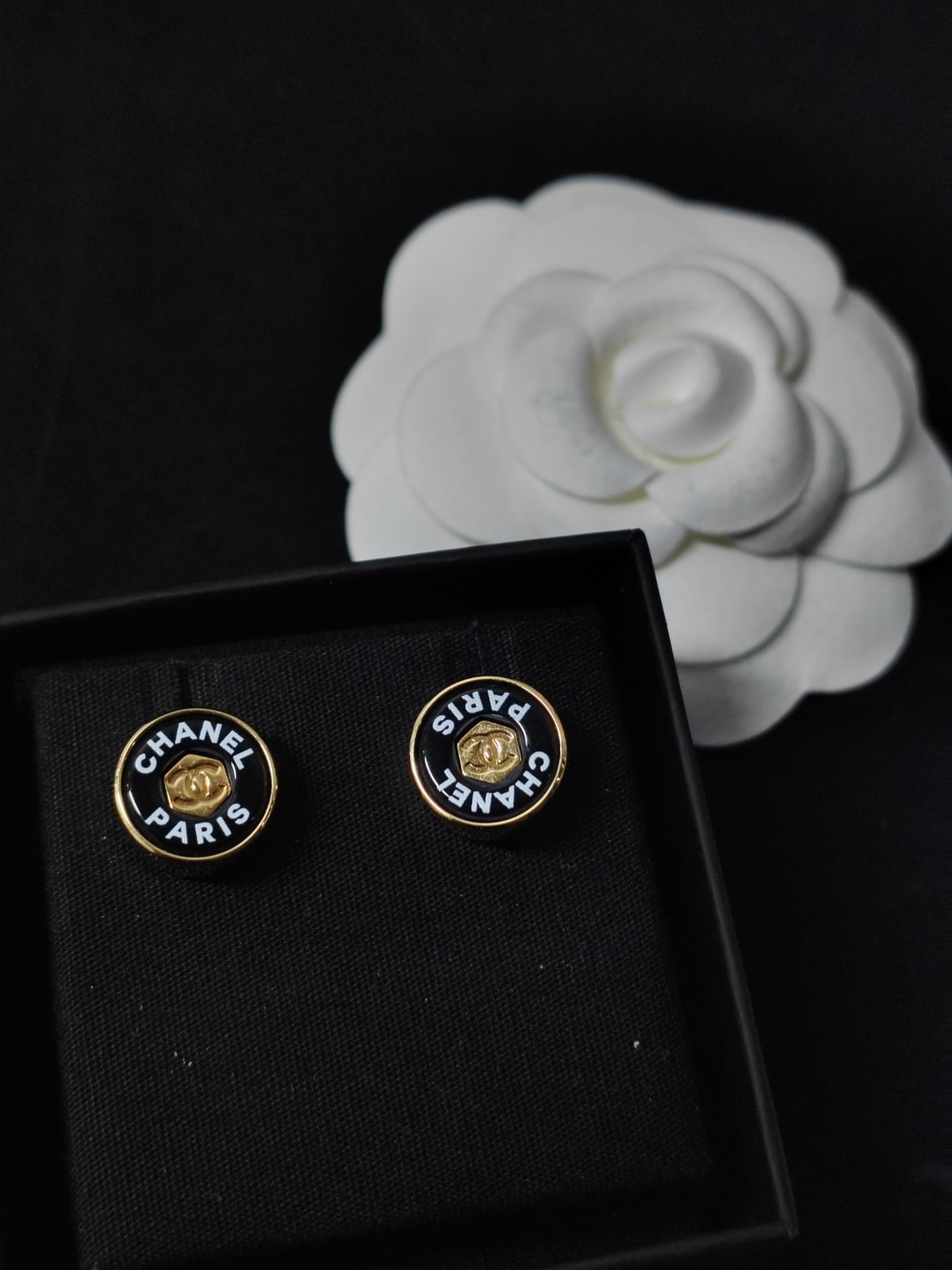 Chanel - Other - Gold-tone metal with black enamel detailing - Multicolour