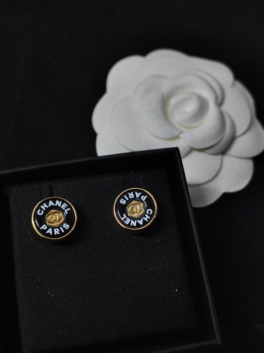 Chanel - Other - Gold-tone metal with black enamel detailing - Multicolour