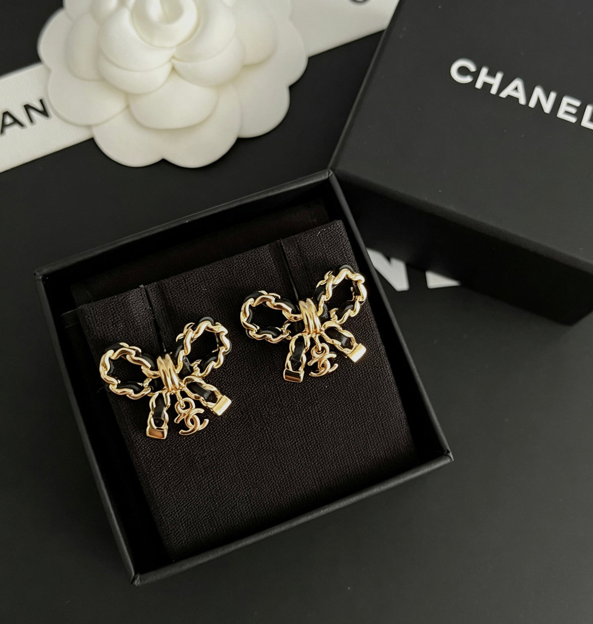 Chanel - Other - Gold-tone metal with black leather detailing - Multicolour