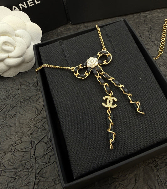 Chanel - Other - Gold-tone metal with black leather-interwoven elements and a white flower detail. - Multicolour - (39 cm necklace length; 15 cm extension chain)