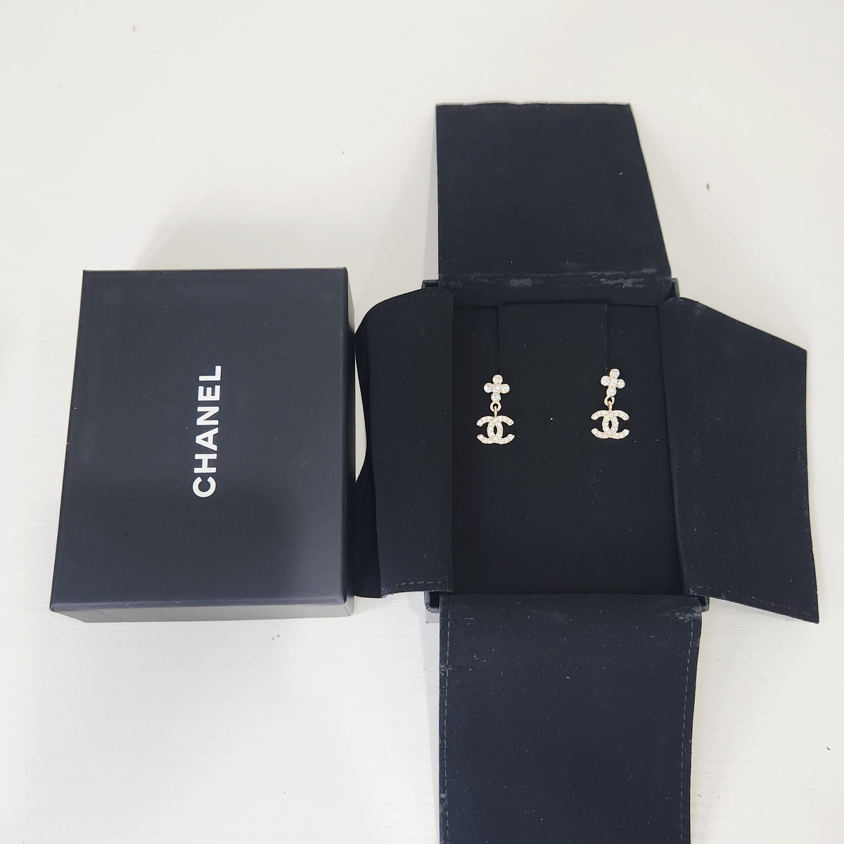 Chanel - Other - Gold-tone metal with clear glass stones - Gold