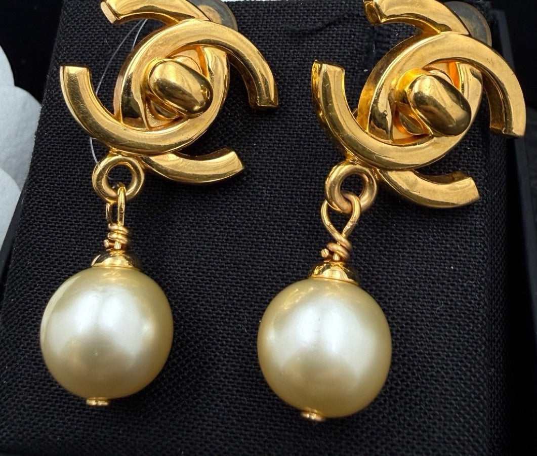 Chanel - Other - Gold-tone metal with faux pearl drops - Gold