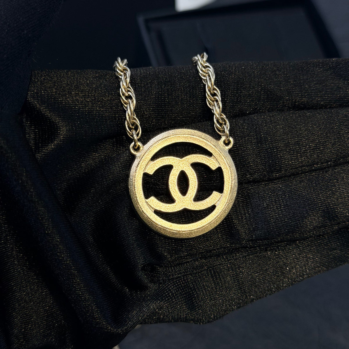 Chanel - Other - Gold-tone metal with faux pearl embellishments - Gold - (22 cm)
