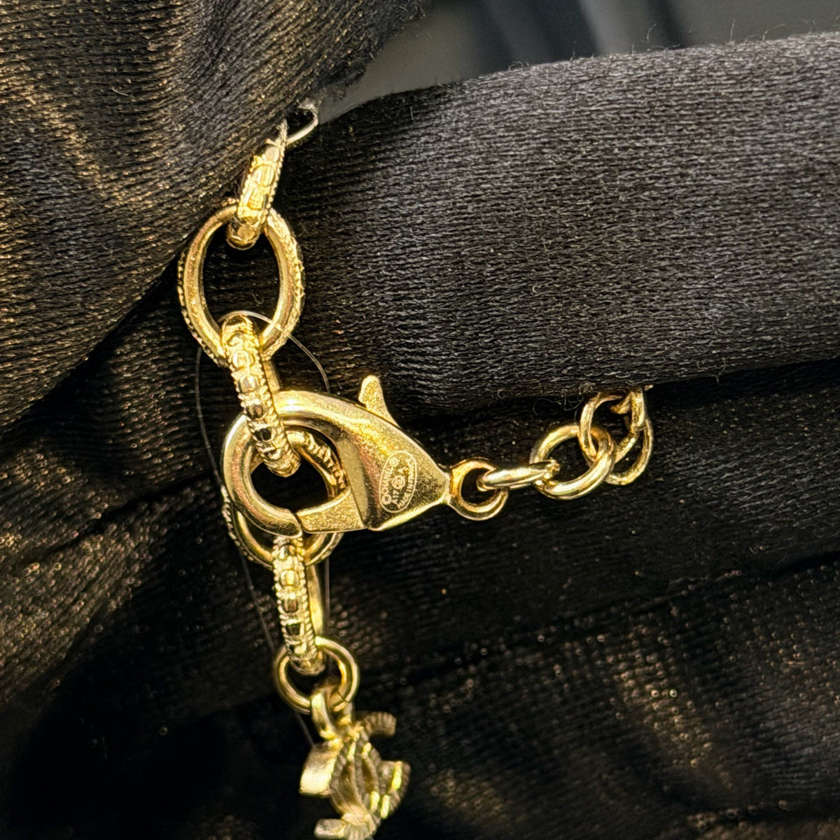 Chanel - Other - Gold-tone metal with faux pearl embellishments - Gold - (22 cm)