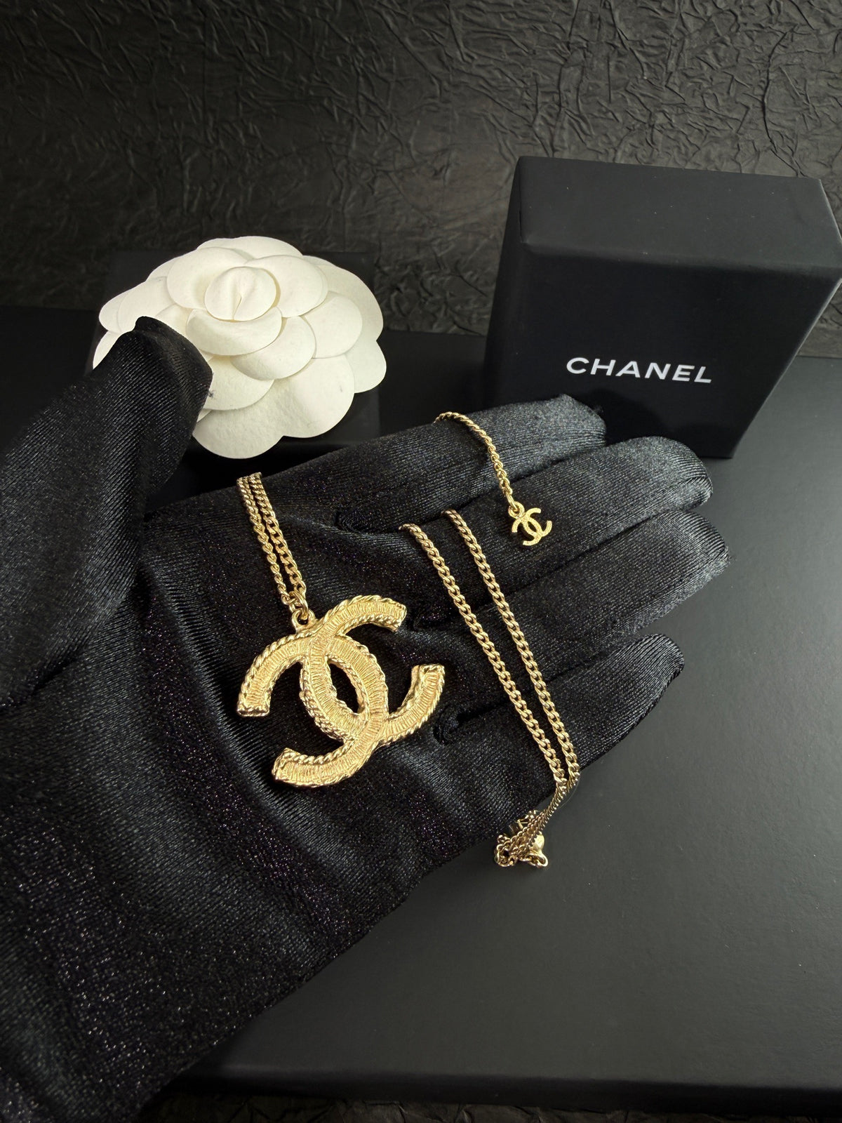 Chanel - Other - Gold-tone metal with faux pearl embellishments - Gold - (42+18 cm)