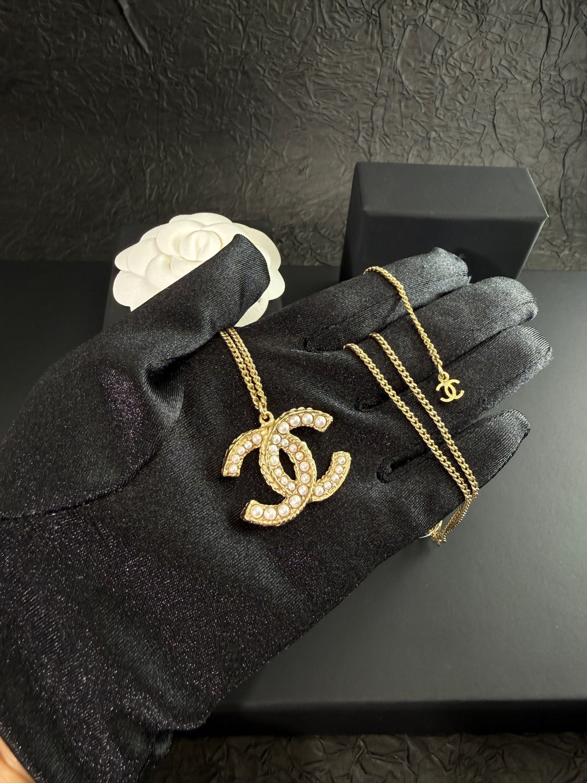 Chanel - Other - Gold-tone metal with faux pearl embellishments - Gold - (42+18 cm)