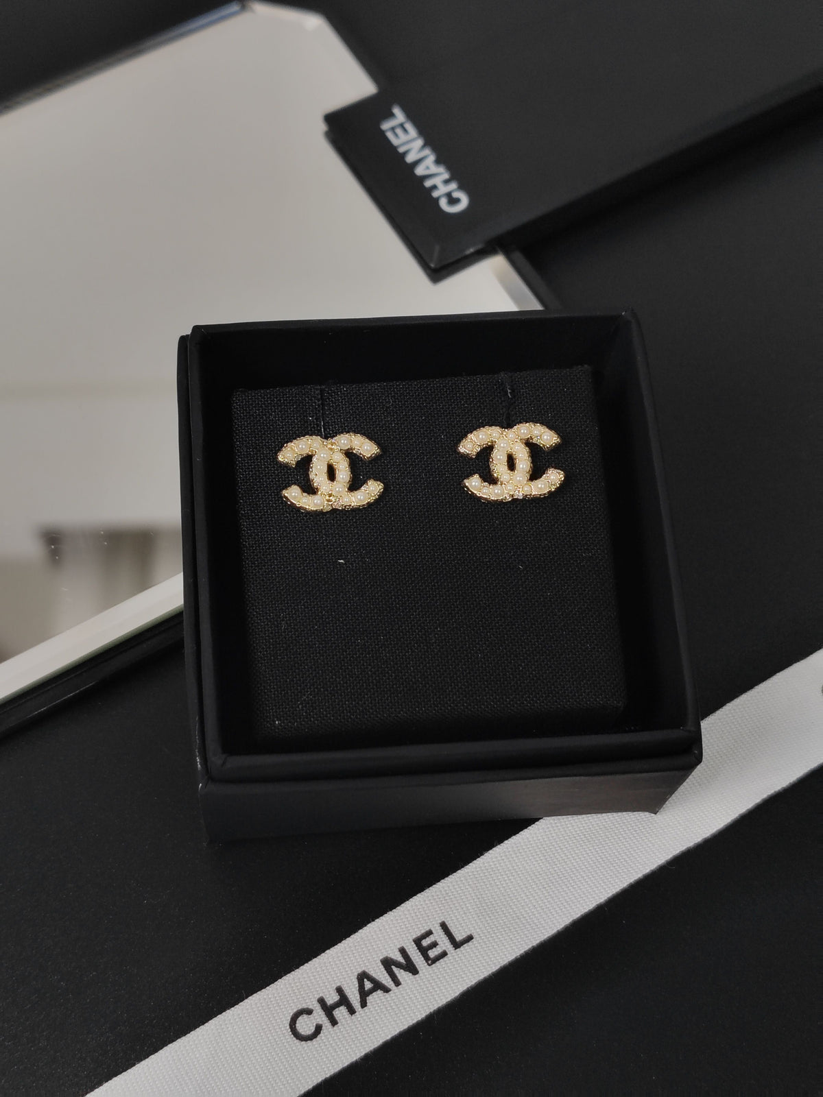 Chanel - Other - Gold-tone metal with faux pearls - Gold