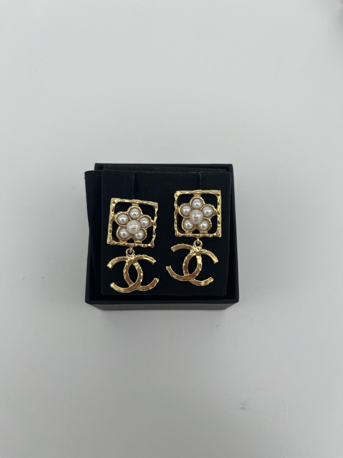 Chanel - Other - Gold-tone metal with glass and imitation pearls. - Gold - (One size)