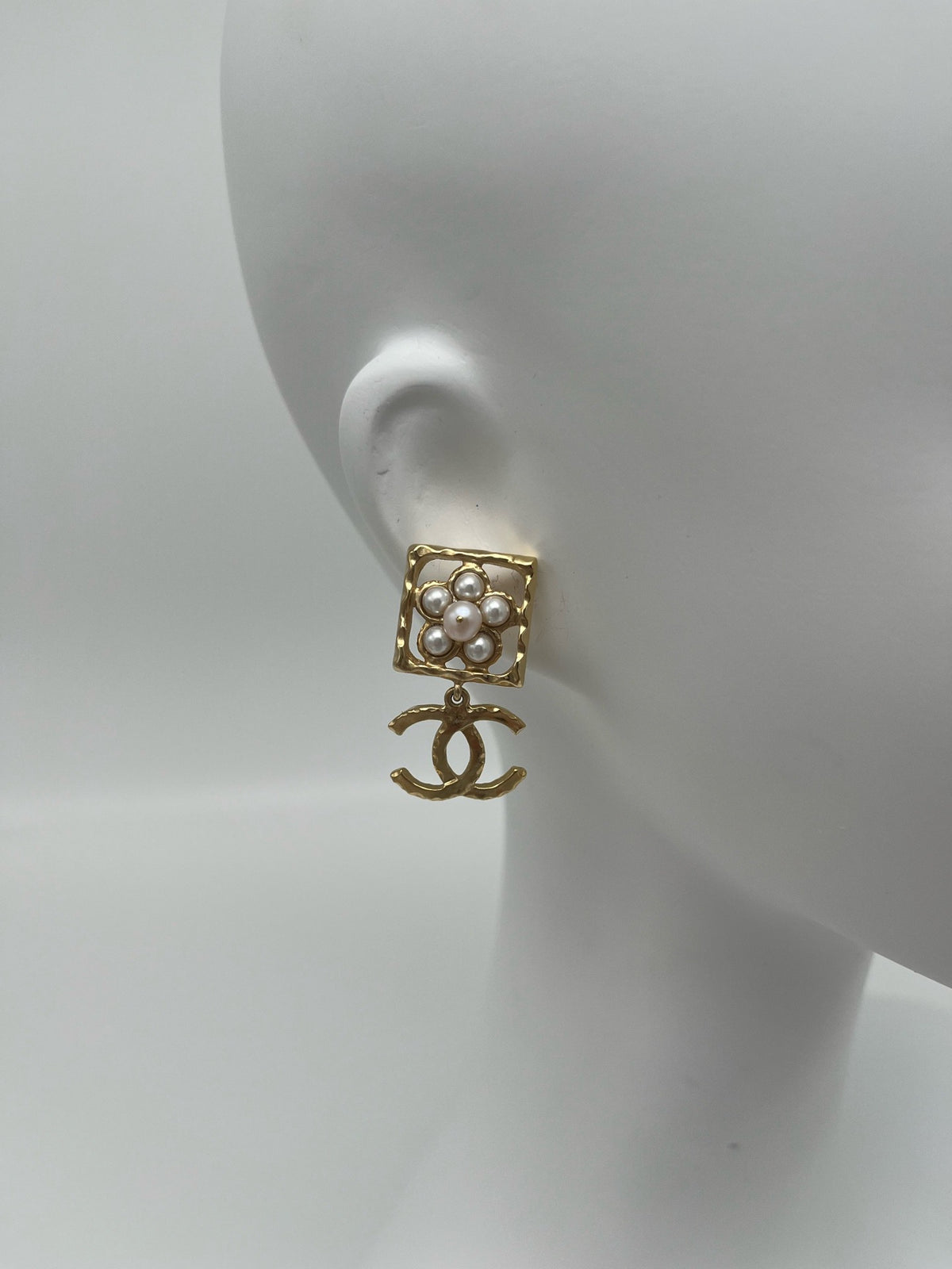 Chanel - Other - Gold-tone metal with glass and imitation pearls. - Gold - (One size)