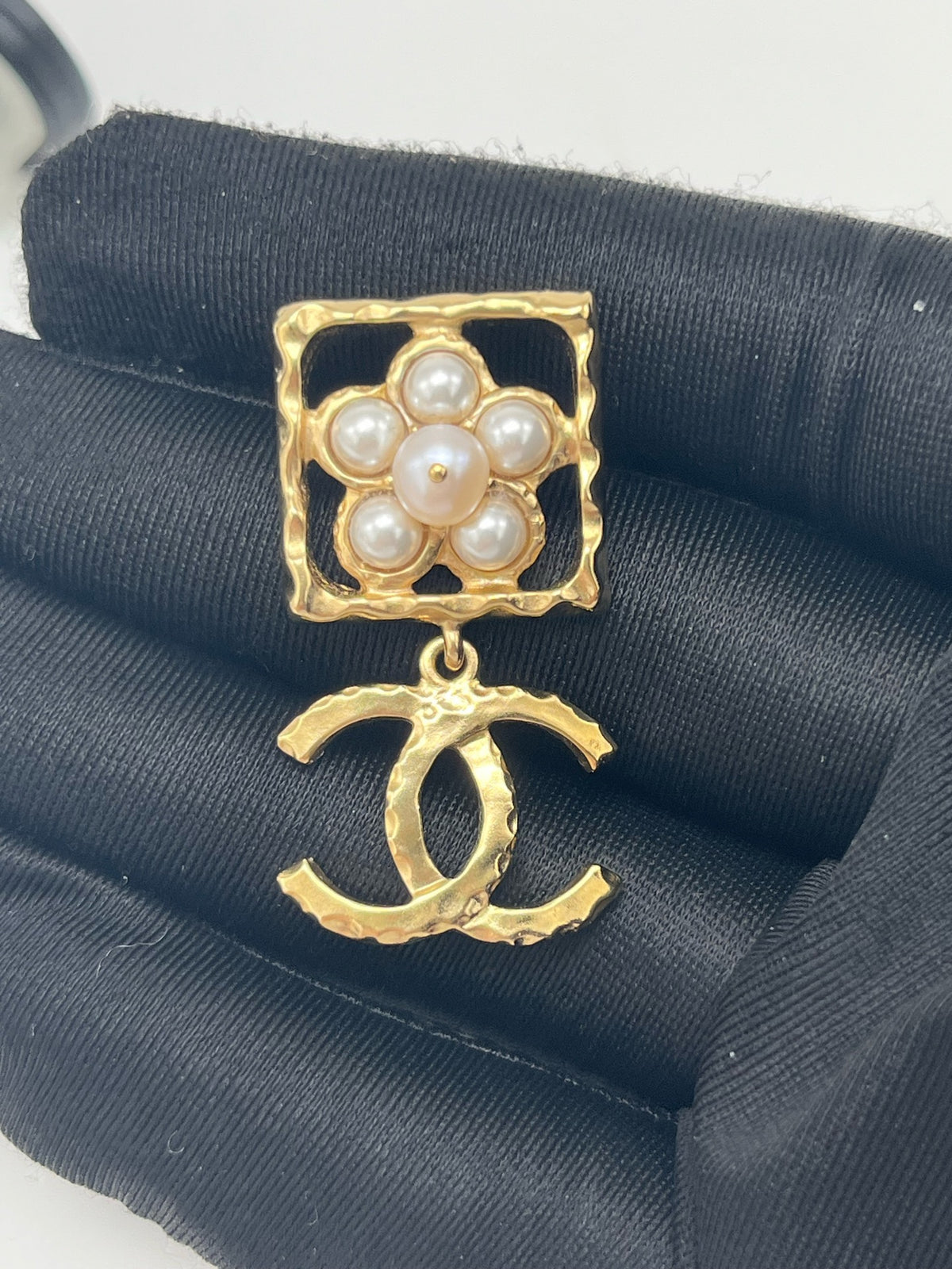 Chanel - Other - Gold-tone metal with glass and imitation pearls. - Gold - (One size)