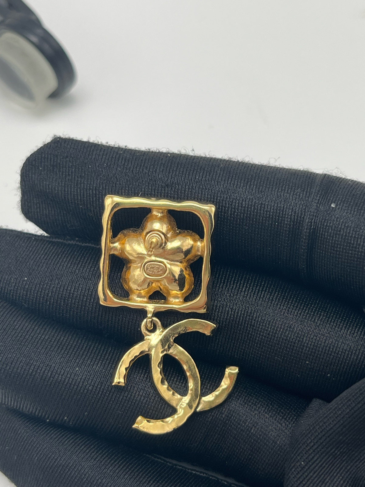 Chanel - Other - Gold-tone metal with glass and imitation pearls. - Gold - (One size)