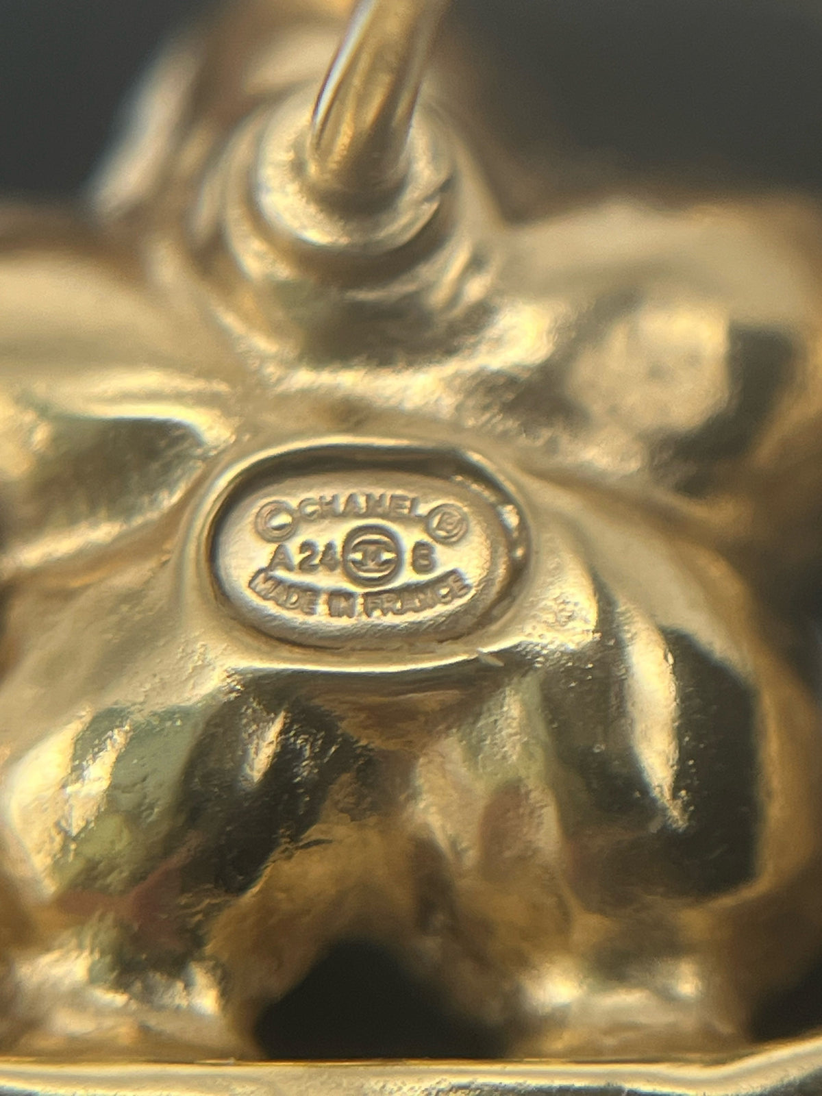 Chanel - Other - Gold-tone metal with glass and imitation pearls. - Gold - (One size)