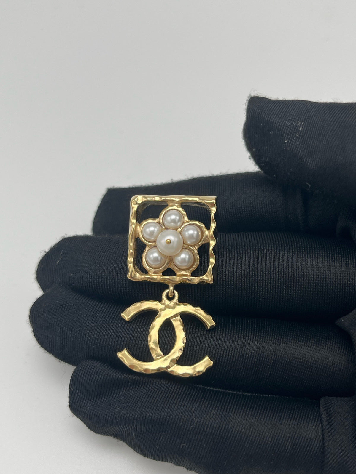 Chanel - Other - Gold-tone metal with glass and imitation pearls. - Gold - (One size)